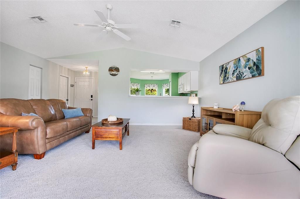 Active With Contract: $235,000 (2 beds, 2 baths, 1176 Square Feet)