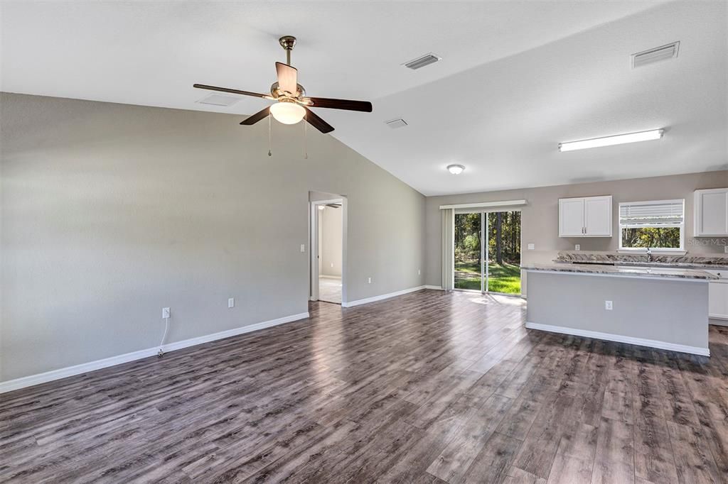 Activo con contrato: $299,900 (3 camas, 2 baños, 1398 Pies cuadrados)