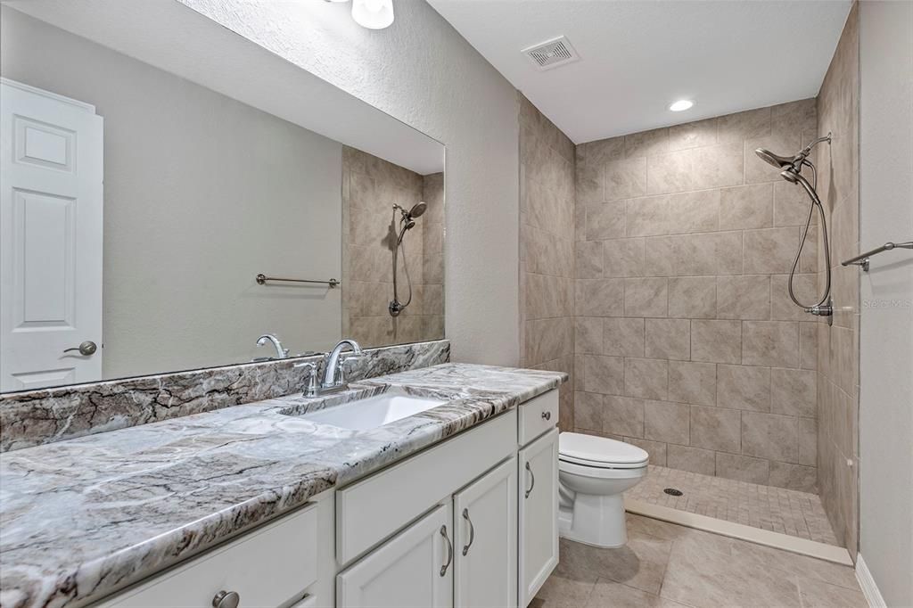 Activo con contrato: $299,900 (3 camas, 2 baños, 1398 Pies cuadrados)