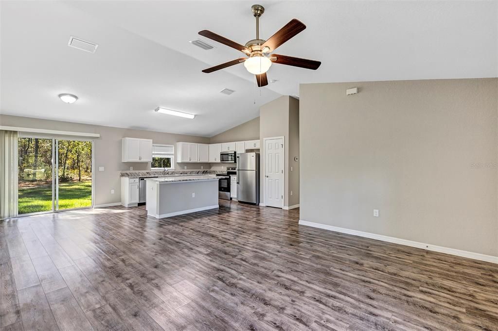 Activo con contrato: $299,900 (3 camas, 2 baños, 1398 Pies cuadrados)