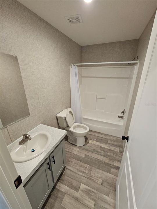 Activo con contrato: $198,999 (3 camas, 2 baños, 1352 Pies cuadrados)