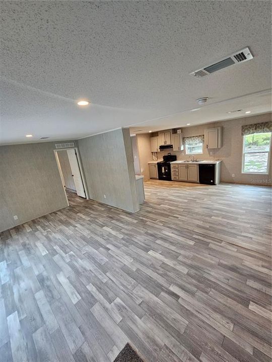 Activo con contrato: $198,999 (3 camas, 2 baños, 1352 Pies cuadrados)