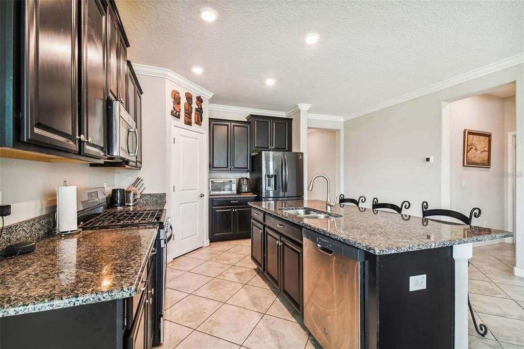 Activo con contrato: $2,700 (4 camas, 2 baños, 2098 Pies cuadrados)