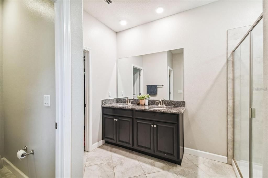 Activo con contrato: $2,700 (4 camas, 2 baños, 2098 Pies cuadrados)