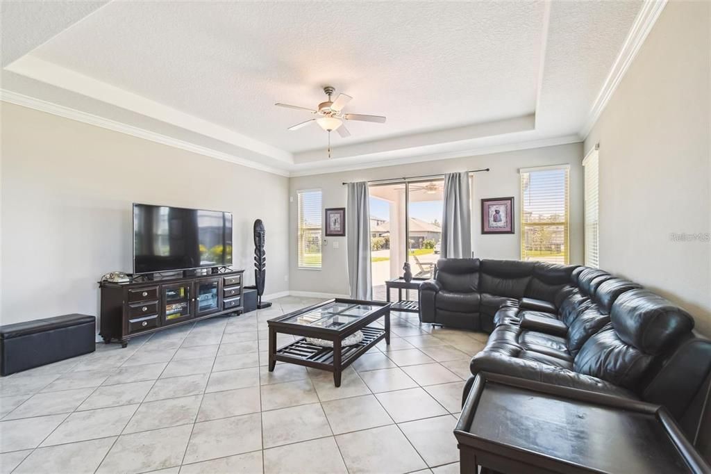 Activo con contrato: $2,700 (4 camas, 2 baños, 2098 Pies cuadrados)