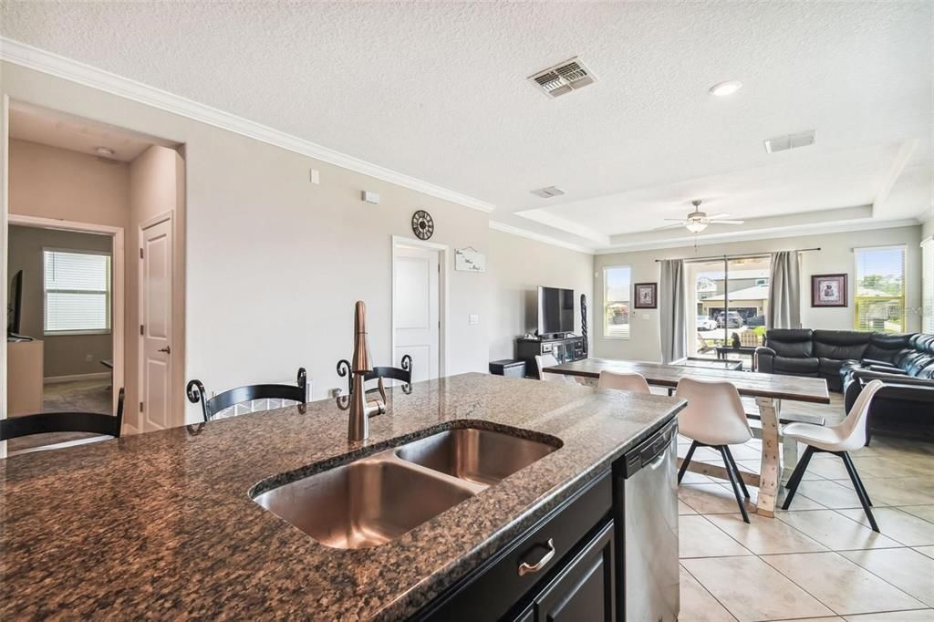 Activo con contrato: $2,700 (4 camas, 2 baños, 2098 Pies cuadrados)