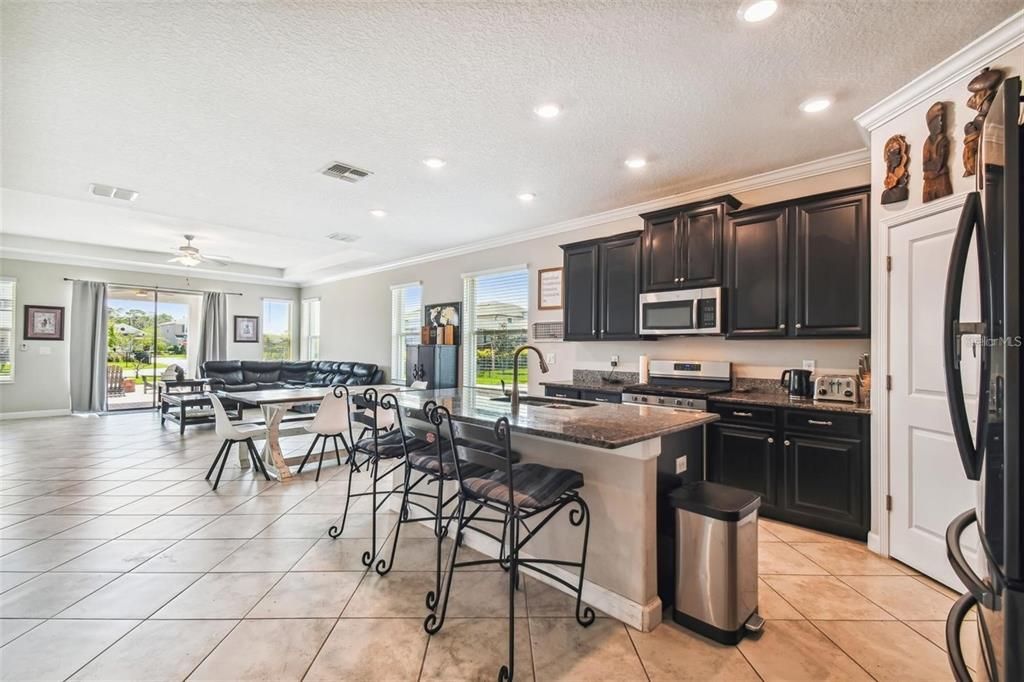 Activo con contrato: $2,700 (4 camas, 2 baños, 2098 Pies cuadrados)