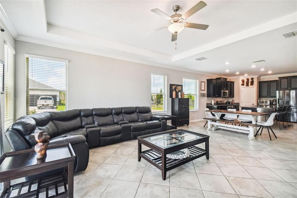 Activo con contrato: $2,700 (4 camas, 2 baños, 2098 Pies cuadrados)