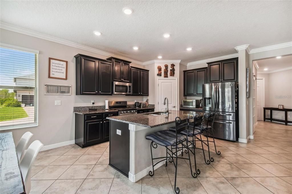 Activo con contrato: $2,700 (4 camas, 2 baños, 2098 Pies cuadrados)