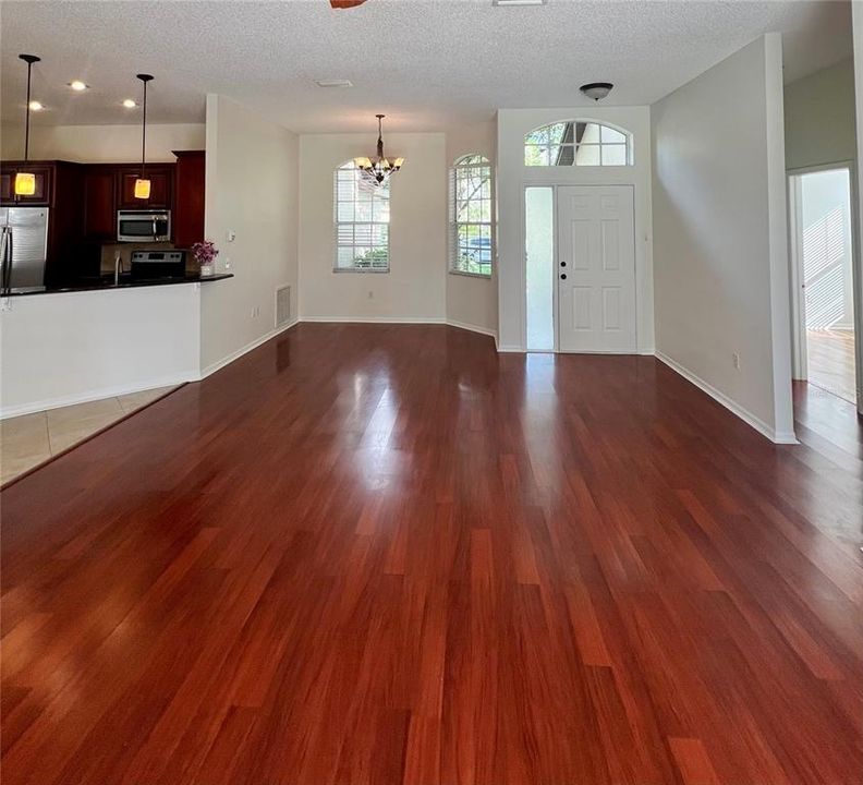 En Venta: $459,000 (4 camas, 2 baños, 1958 Pies cuadrados)