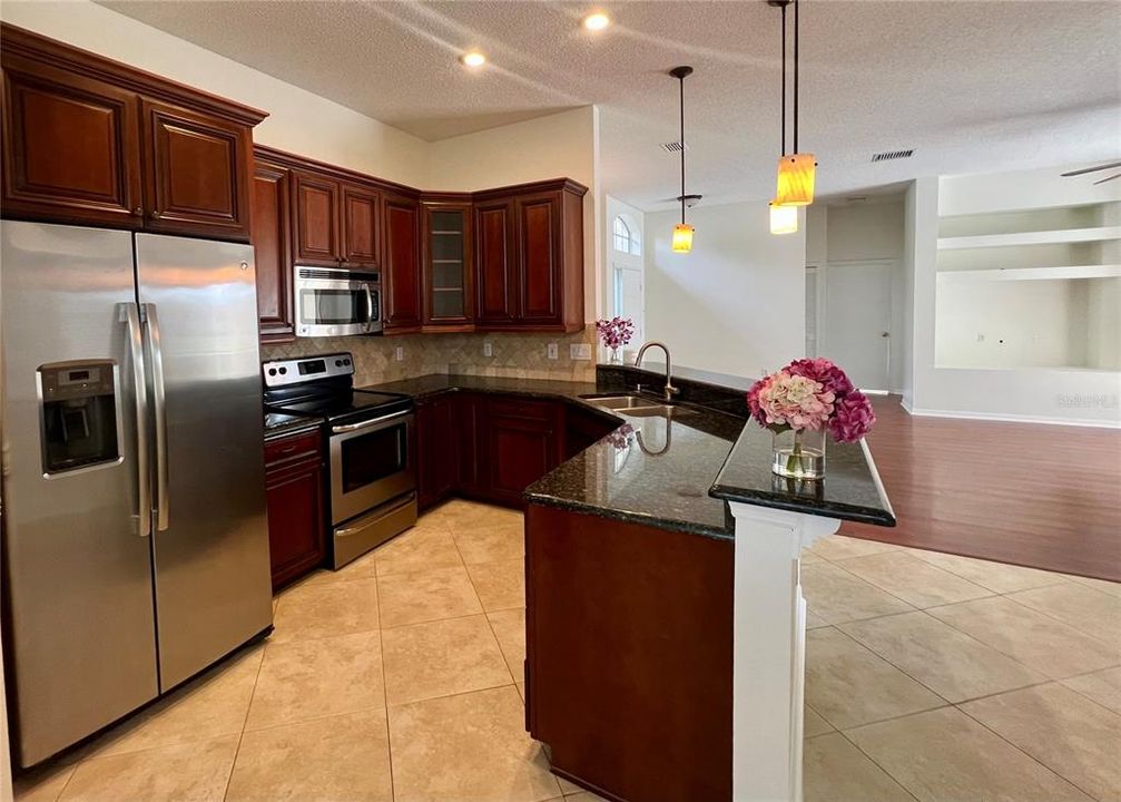 En Venta: $459,000 (4 camas, 2 baños, 1958 Pies cuadrados)