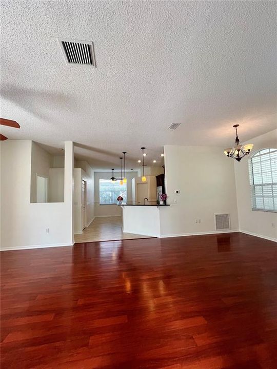 En Venta: $459,000 (4 camas, 2 baños, 1958 Pies cuadrados)