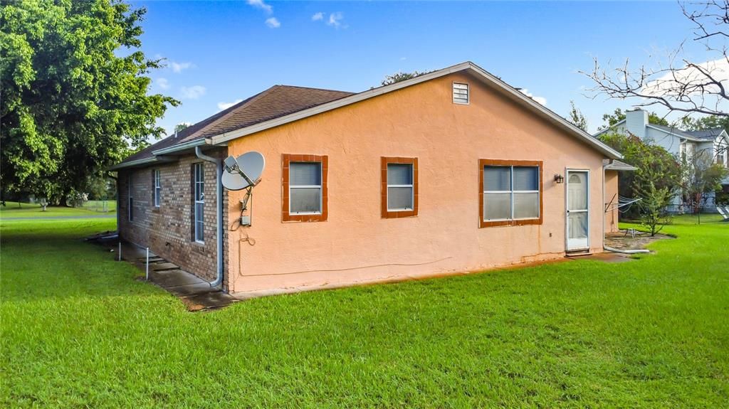 For Sale: $379,000 (3 beds, 2 baths, 1939 Square Feet)