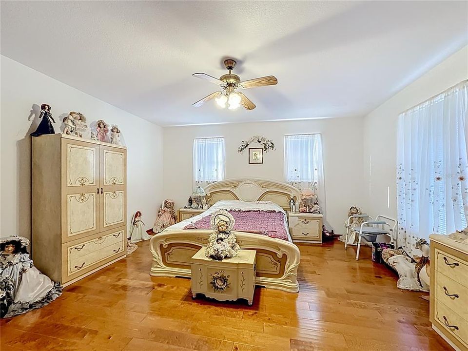 For Sale: $379,000 (3 beds, 2 baths, 1939 Square Feet)