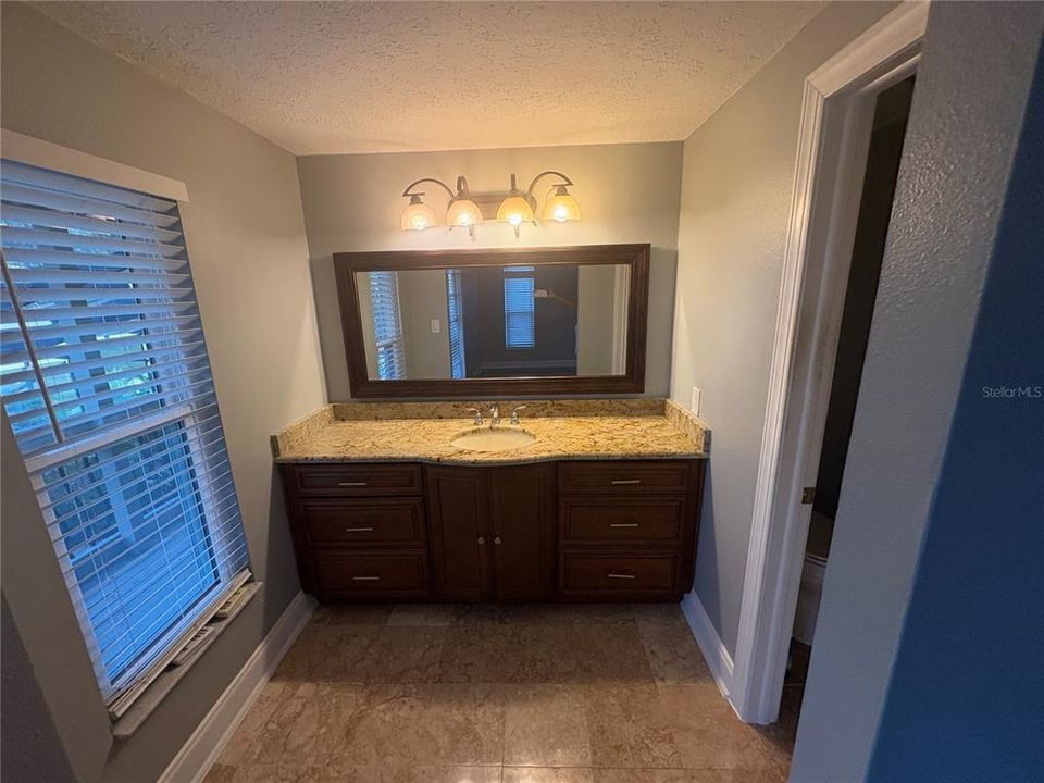 En Venta: $499,000 (4 camas, 2 baños, 2436 Pies cuadrados)