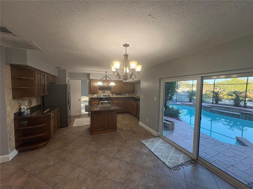 En Venta: $499,000 (4 camas, 2 baños, 2436 Pies cuadrados)