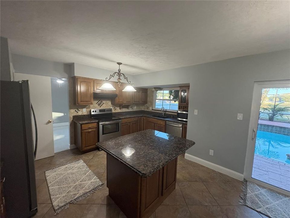 En Venta: $499,000 (4 camas, 2 baños, 2436 Pies cuadrados)