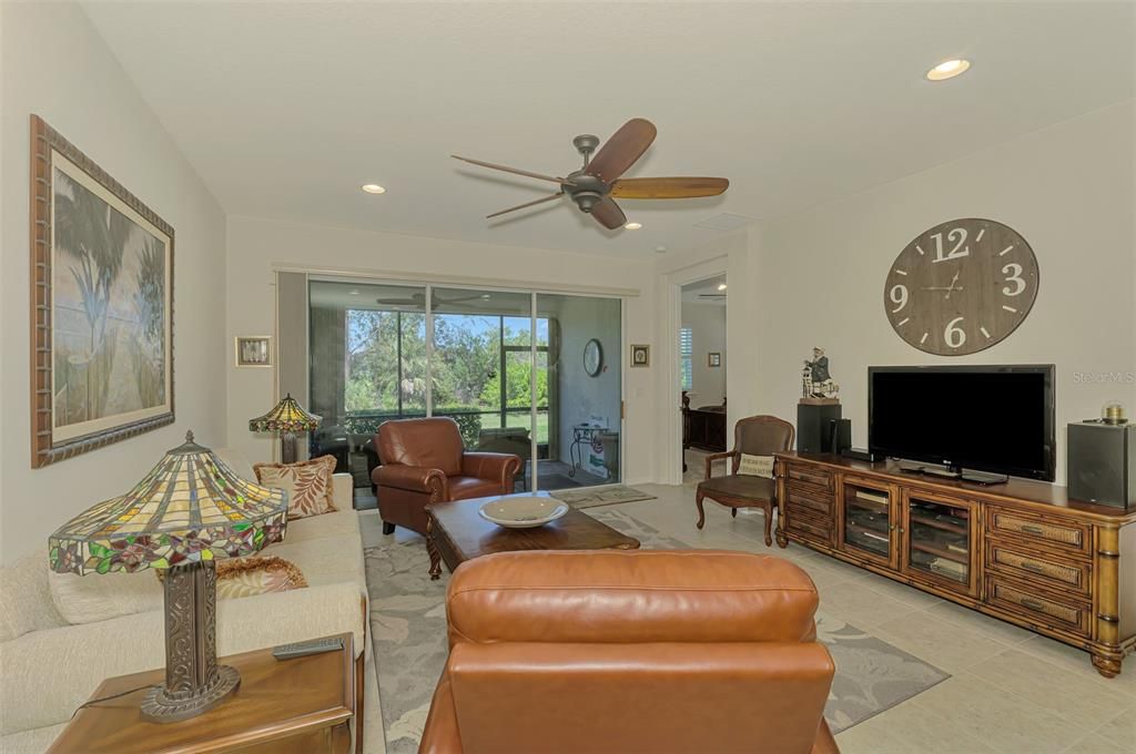 合同活跃: $319,000 (2 贝兹, 2 浴室, 1687 平方英尺)