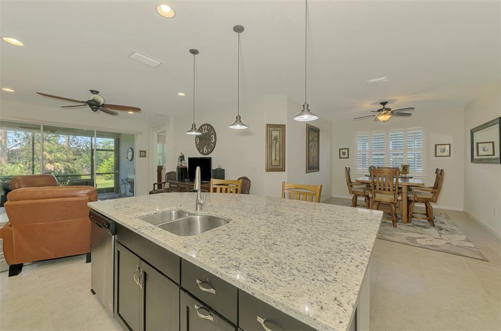 合同活跃: $319,000 (2 贝兹, 2 浴室, 1687 平方英尺)