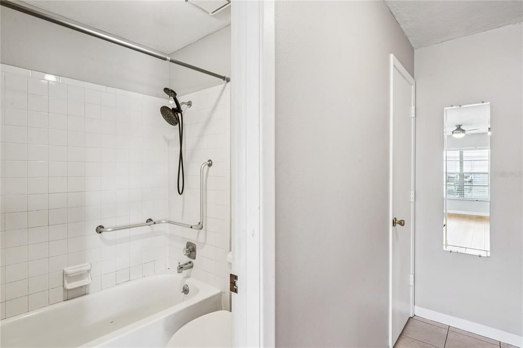 Active With Contract: $1,550 (2 beds, 2 baths, 960 Square Feet)