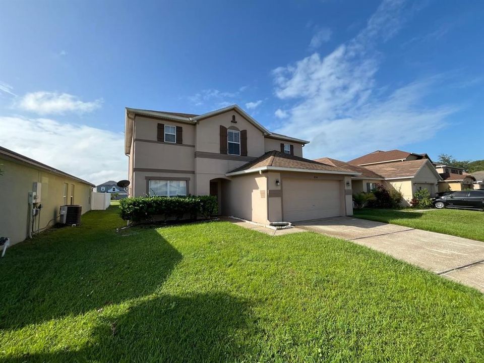 合同活跃: $2,100 (4 贝兹, 2 浴室, 2387 平方英尺)