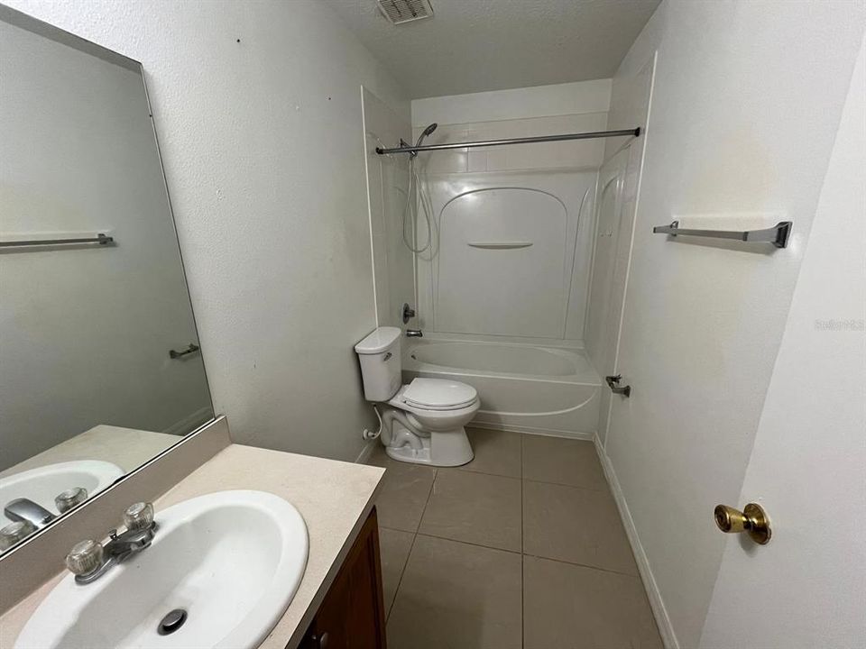 合同活跃: $2,100 (4 贝兹, 2 浴室, 2387 平方英尺)