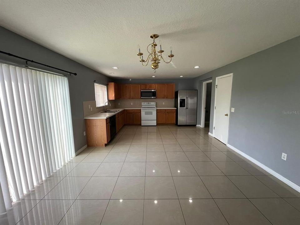 合同活跃: $2,100 (4 贝兹, 2 浴室, 2387 平方英尺)