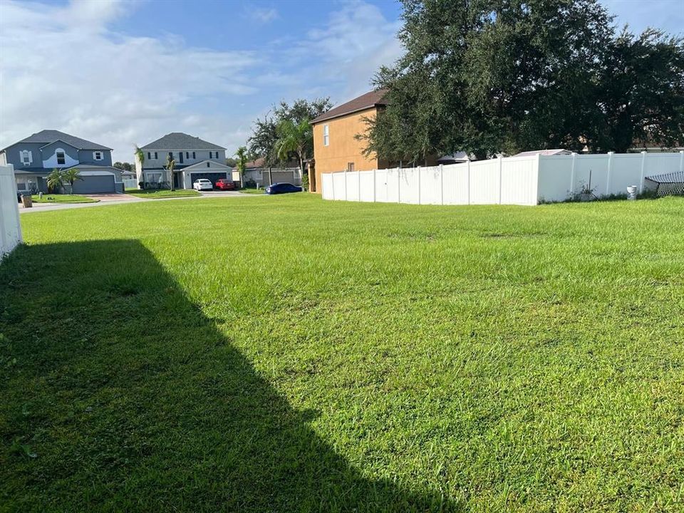 合同活跃: $2,100 (4 贝兹, 2 浴室, 2387 平方英尺)