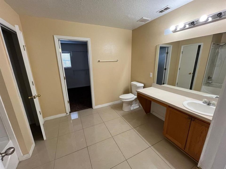 合同活跃: $2,100 (4 贝兹, 2 浴室, 2387 平方英尺)