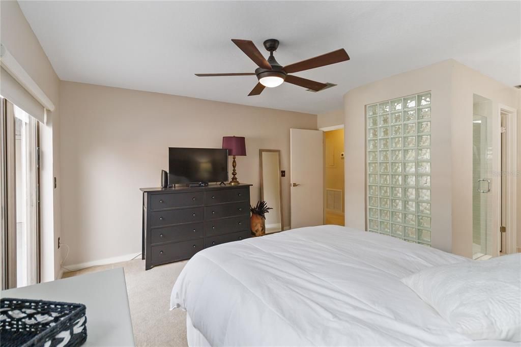 For Sale: $315,900 (2 beds, 2 baths, 1164 Square Feet)