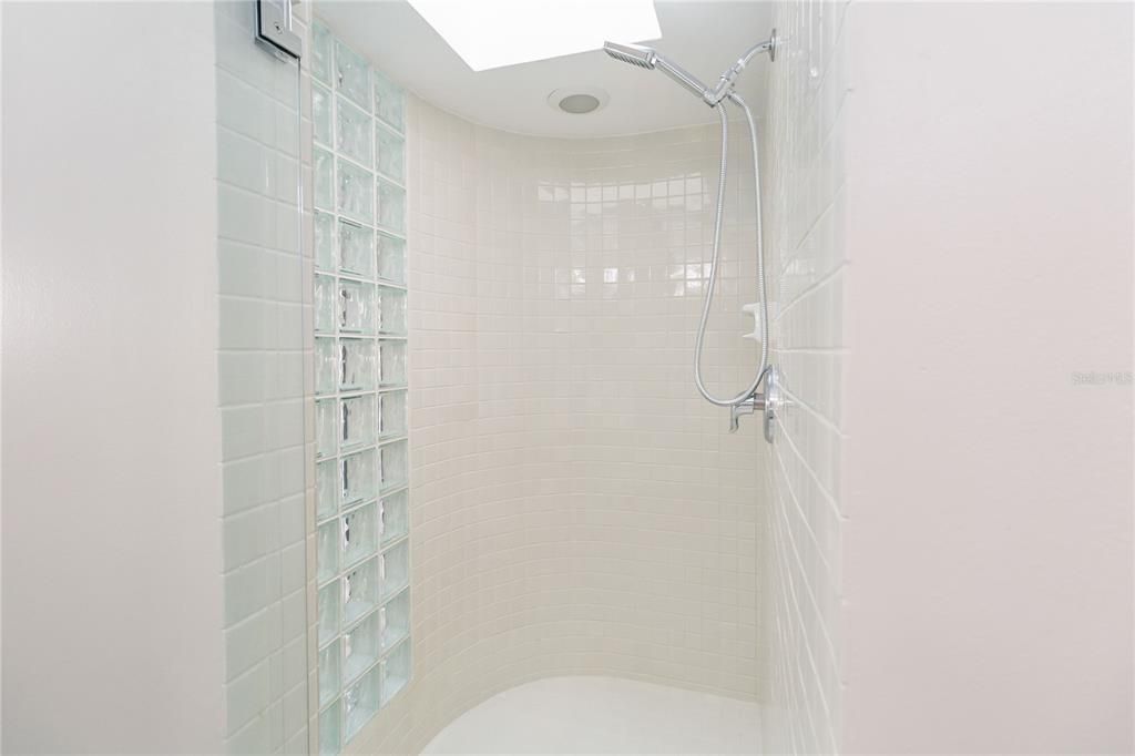 For Sale: $315,900 (2 beds, 2 baths, 1164 Square Feet)