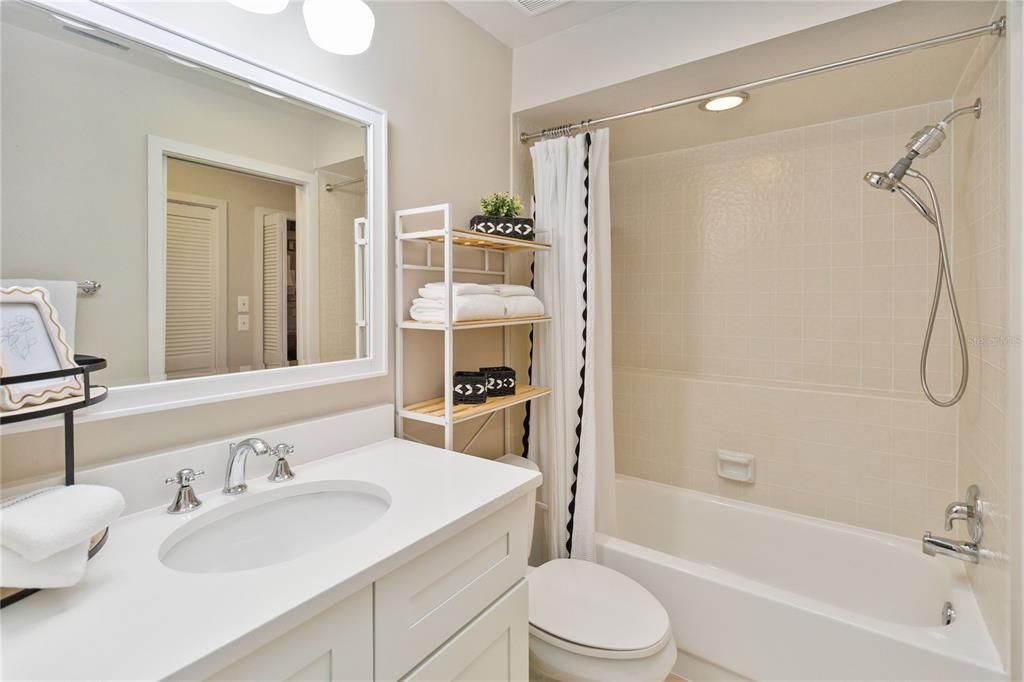 For Sale: $315,900 (2 beds, 2 baths, 1164 Square Feet)