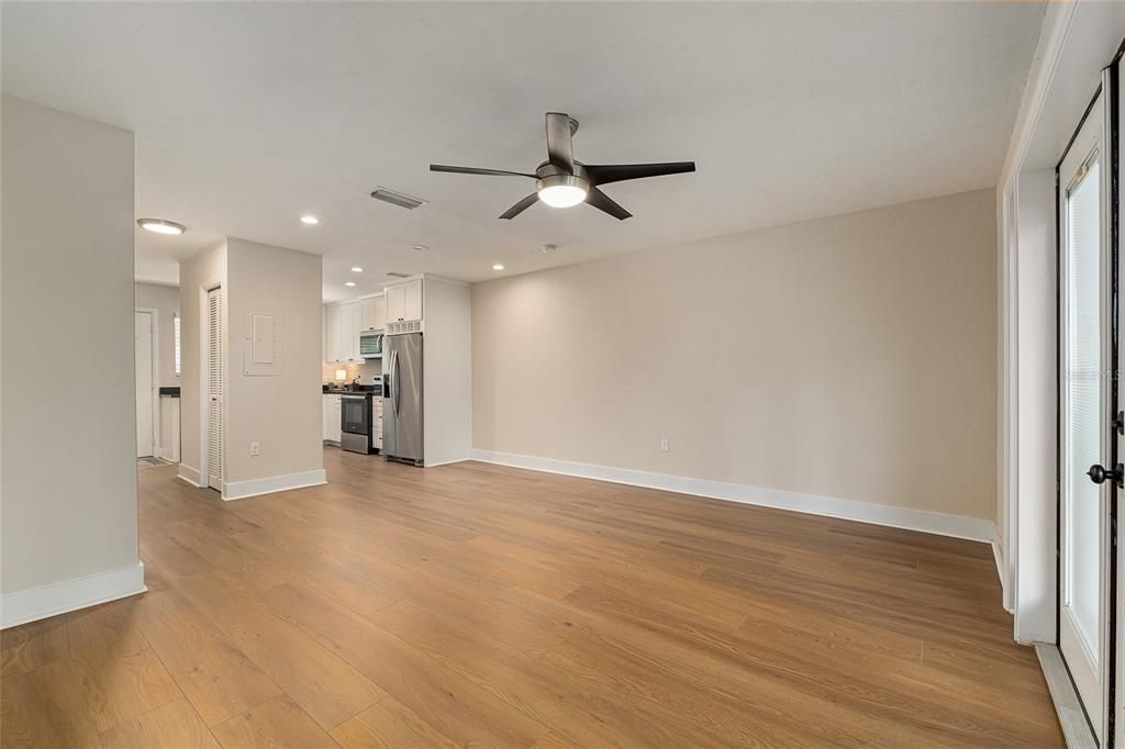 For Sale: $179,900 (2 beds, 1 baths, 938 Square Feet)