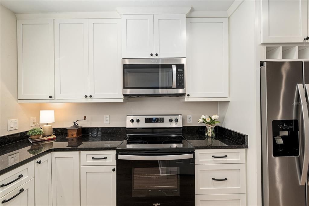 For Sale: $179,900 (2 beds, 1 baths, 938 Square Feet)