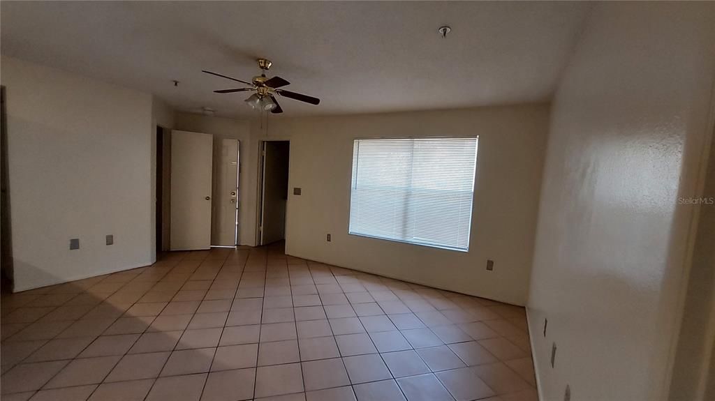 合同活跃: $154,990 (2 贝兹, 2 浴室, 1019 平方英尺)