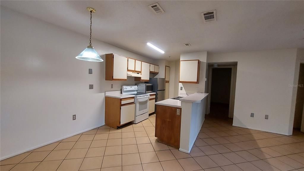 合同活跃: $154,990 (2 贝兹, 2 浴室, 1019 平方英尺)