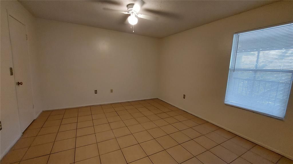 合同活跃: $154,990 (2 贝兹, 2 浴室, 1019 平方英尺)