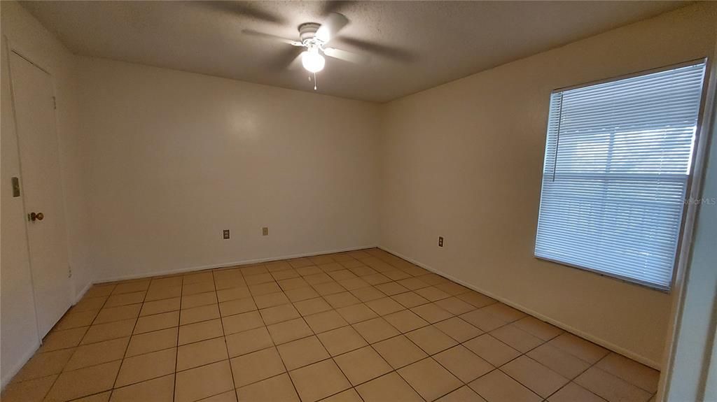 合同活跃: $154,990 (2 贝兹, 2 浴室, 1019 平方英尺)