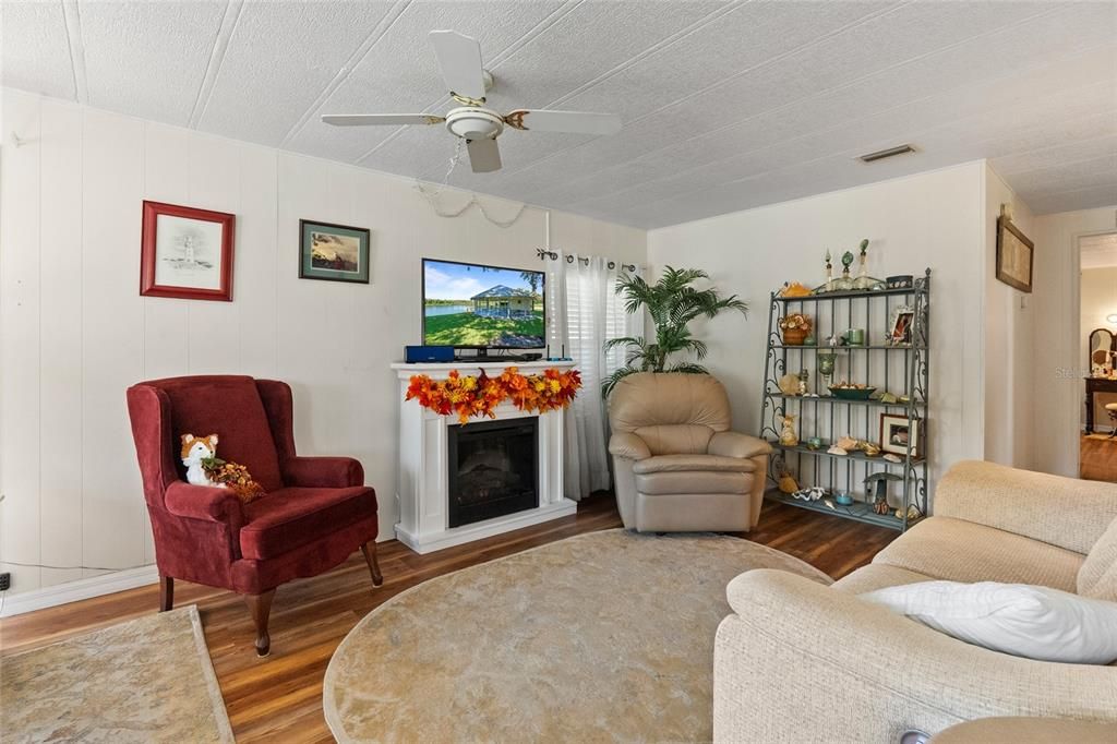 На продажу: $169,600 (2 спален, 2 ванн, 1350 Квадратных фут)