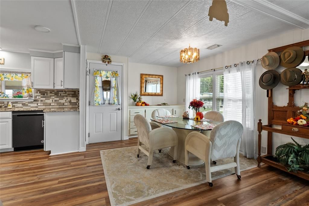 На продажу: $169,600 (2 спален, 2 ванн, 1350 Квадратных фут)