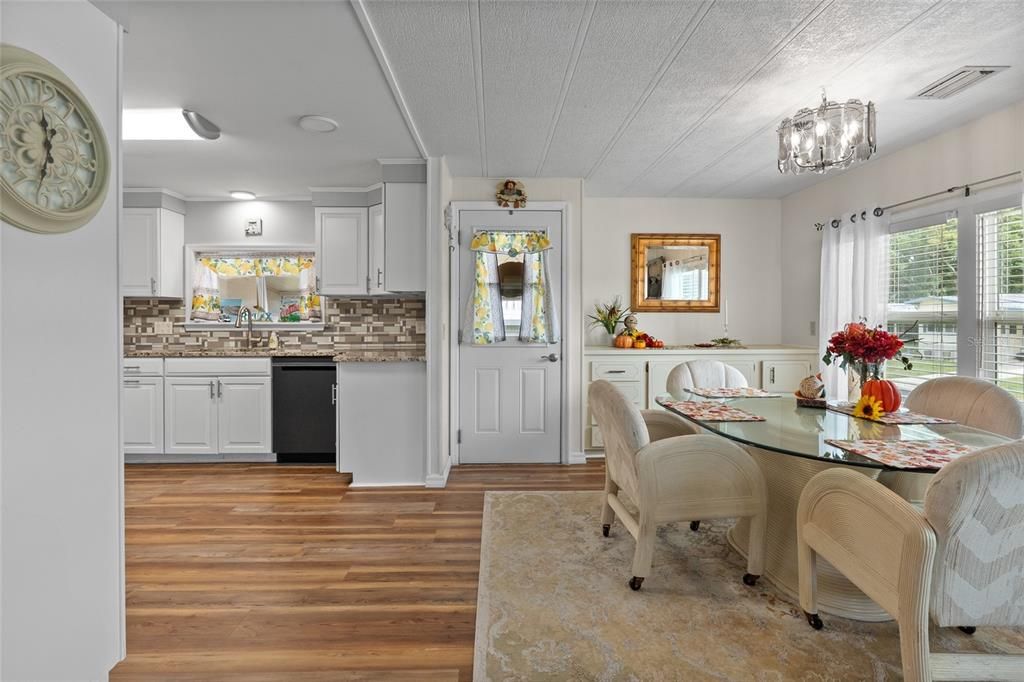 На продажу: $169,600 (2 спален, 2 ванн, 1350 Квадратных фут)