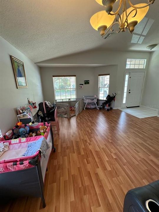 Activo con contrato: $2,700 (3 camas, 2 baños, 1835 Pies cuadrados)