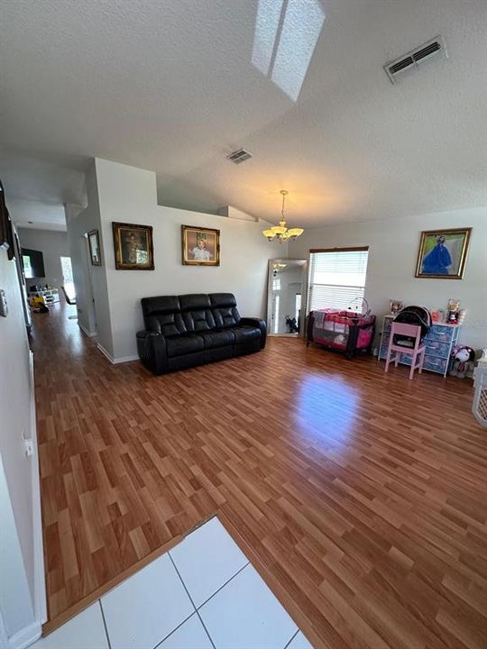 Activo con contrato: $2,700 (3 camas, 2 baños, 1835 Pies cuadrados)