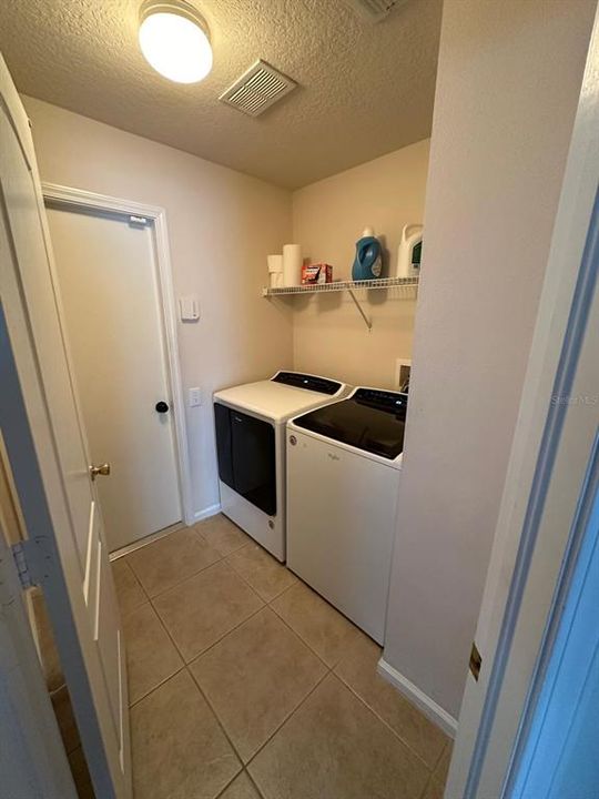 Activo con contrato: $2,700 (3 camas, 2 baños, 1835 Pies cuadrados)