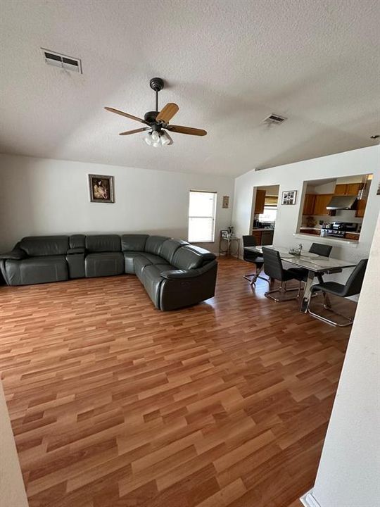 Activo con contrato: $2,700 (3 camas, 2 baños, 1835 Pies cuadrados)