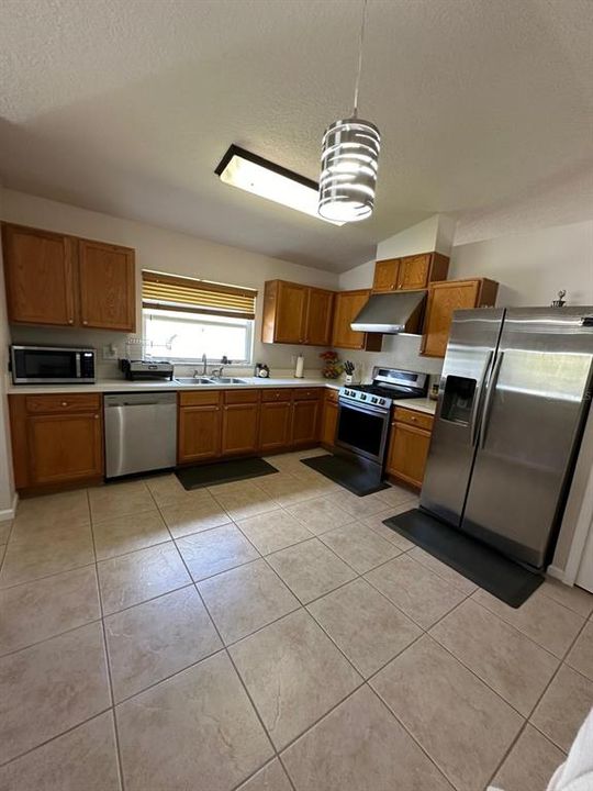 Activo con contrato: $2,700 (3 camas, 2 baños, 1835 Pies cuadrados)