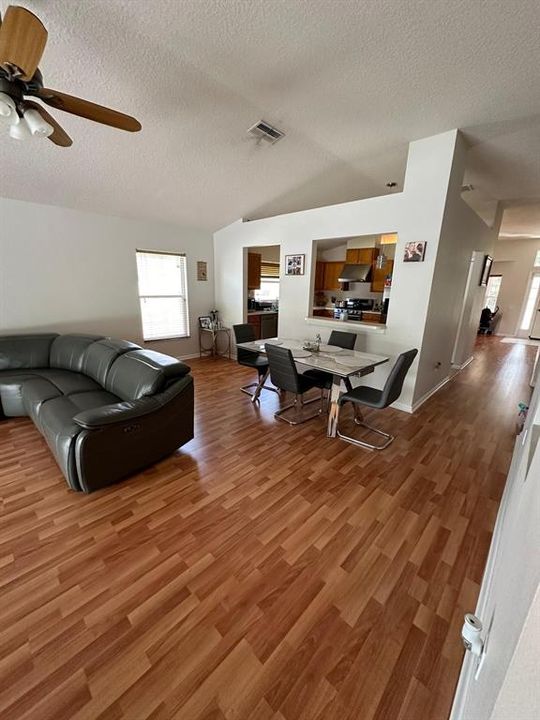 Activo con contrato: $2,700 (3 camas, 2 baños, 1835 Pies cuadrados)