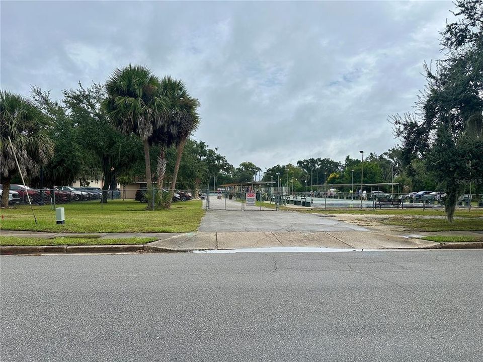 Active With Contract: $140,000 (2 beds, 1 baths, 999 Square Feet)