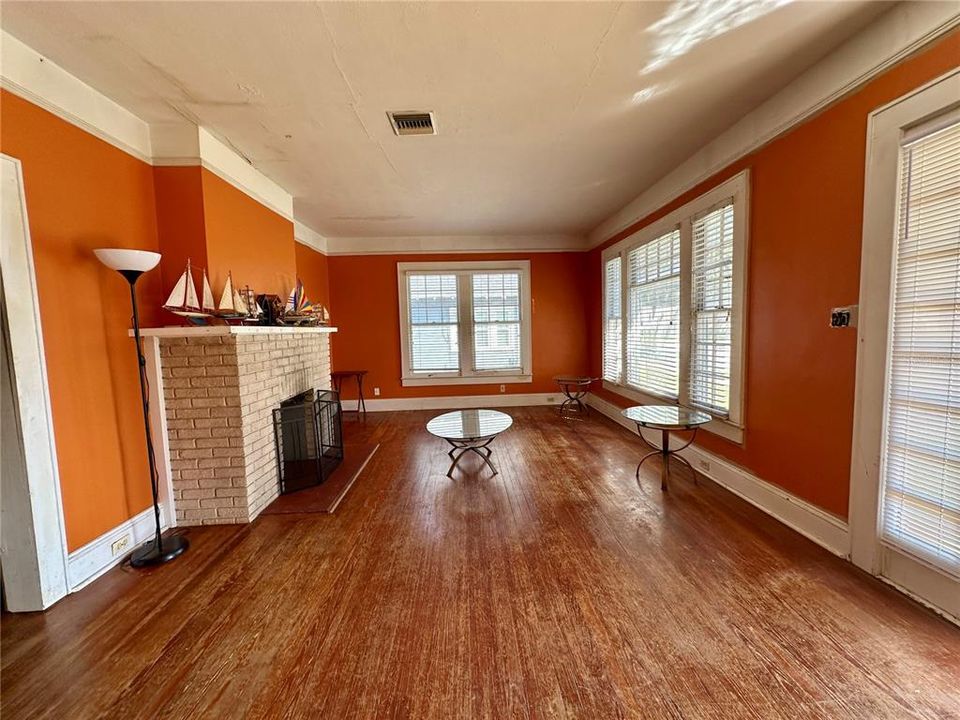 Active With Contract: $140,000 (2 beds, 1 baths, 999 Square Feet)