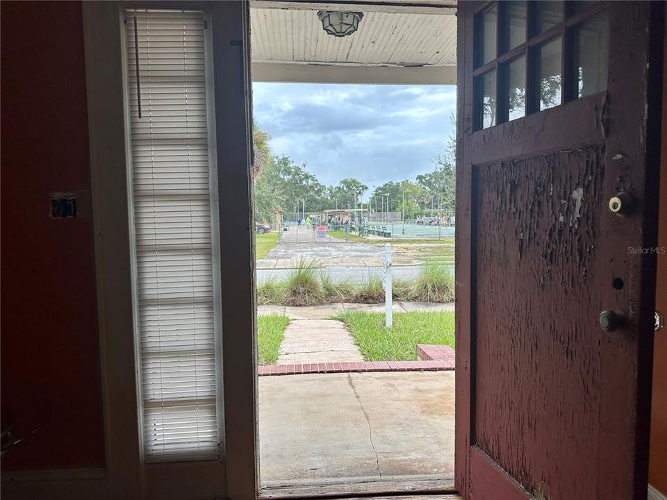 Active With Contract: $140,000 (2 beds, 1 baths, 999 Square Feet)